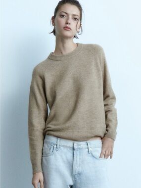 Classic Crewneck Knit sweater with 20% alpaca 18% wool